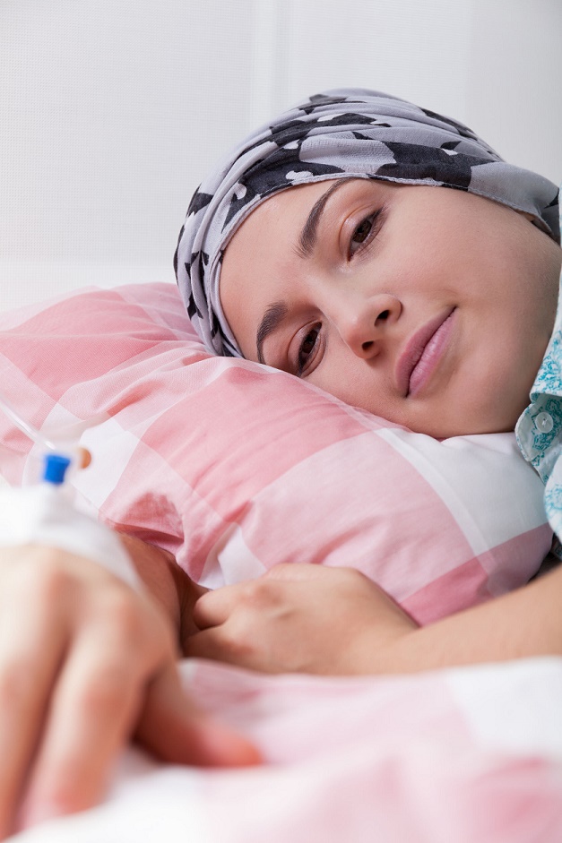 Навестить сестру. Девушка в платке в больнице. Фото больной лейкемией девушки в платке.
